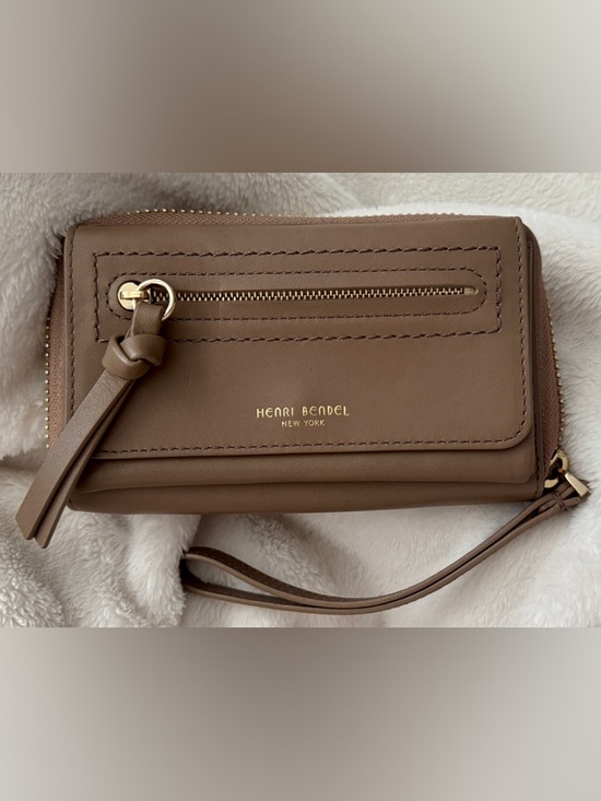 henri bendel Handbags - HENRI BENDEL ✨ Taupe Leather Wristlet Wallet